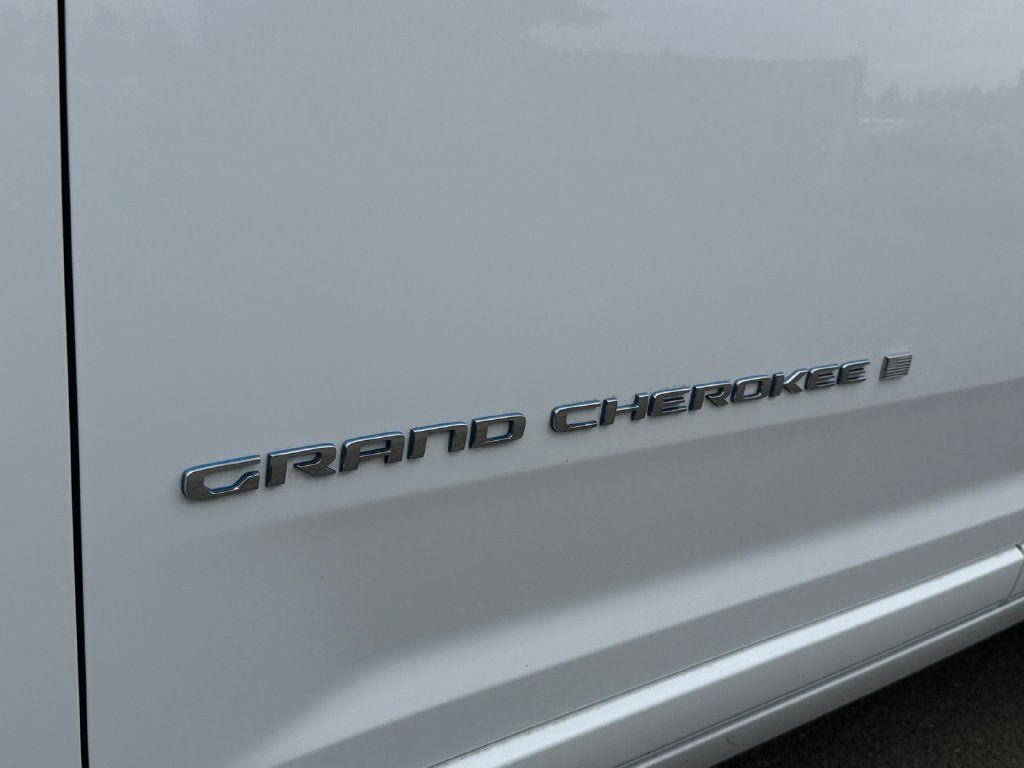 Used 2023 Jeep Grand Cherokee Overland AWD/4WD image 35