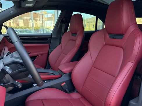 Used 2024 Porsche Macan 4 Electric image 5