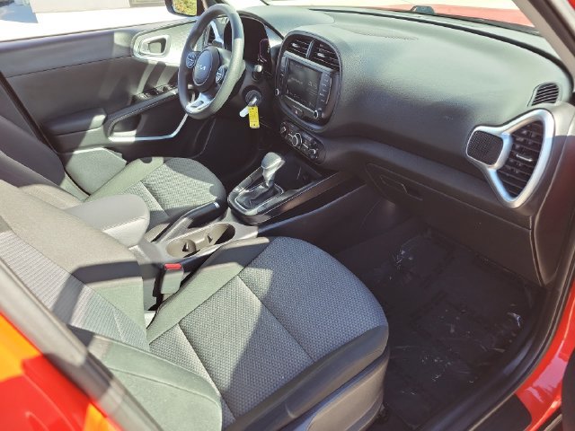 Used 2025 Kia Soul LX FWD image 19