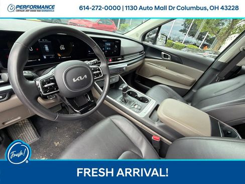 Used 2025 Kia Carnival FWD image 19