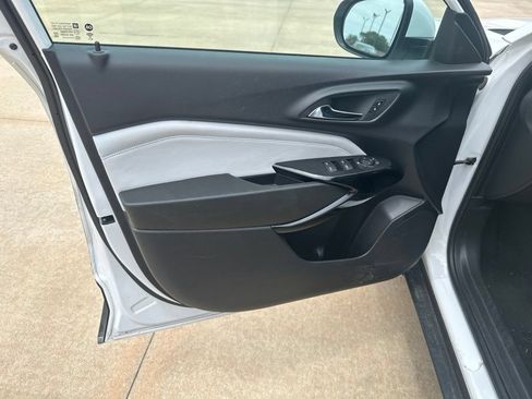 Used 2025 Chevrolet Trax LT FWD image 7