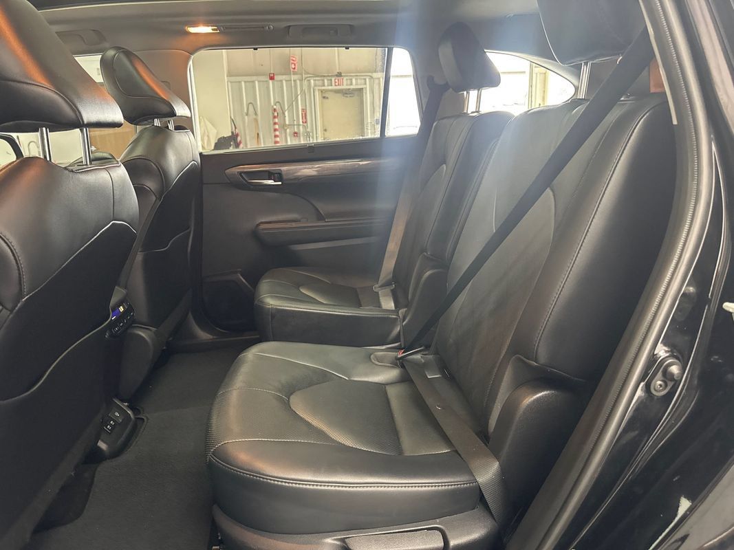 Used 2021 Toyota Highlander Platinum AWD/4WD image 17