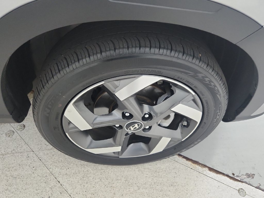 Used 2025 Hyundai Venue SEL FWD image 37