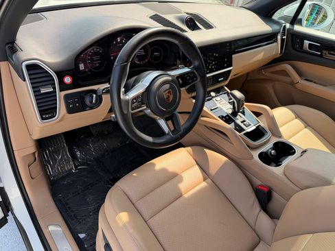 Certified 2023 Porsche Cayenne AWD/4WD image 4