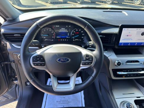 Used 2022 Ford Explorer XLT AWD/4WD image 16