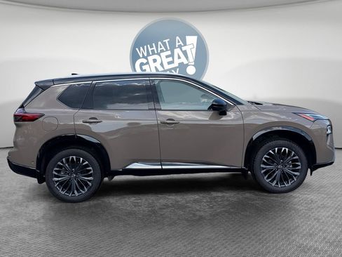Used 2024 Nissan Rogue Platinum w/ Platinum Premium Package FWD image 2