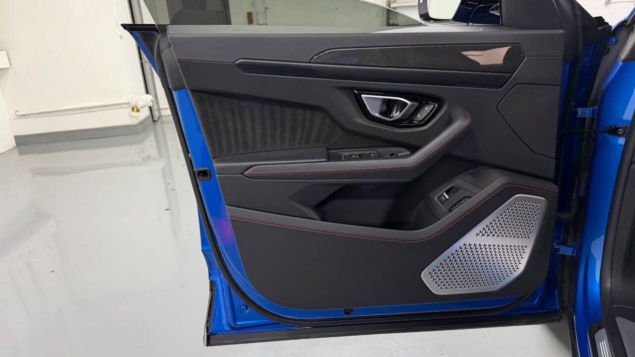 Used 2021 Lamborghini Urus AWD/4WD image 37