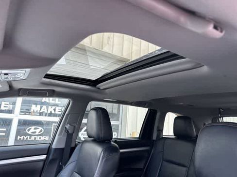 Used 2017 Toyota Highlander XLE image 5