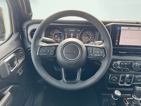 Used 2025 Jeep Wrangler Unlimited Sport AWD/4WD image 12