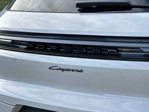 Certified 2025 Porsche Cayenne AWD/4WD image 32