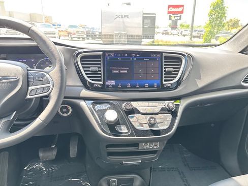 Used 2025 Chrysler Pacifica Select FWD image 23