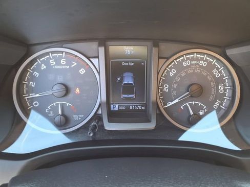 Used 2017 Toyota Tacoma TRD Off-Road AWD/4WD image 11