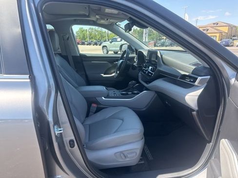 Used 2025 Toyota Highlander XLE image 15