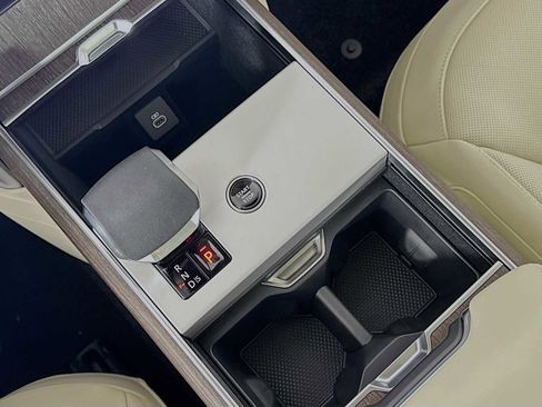 New 2025 Land Rover Range Rover SE image 18