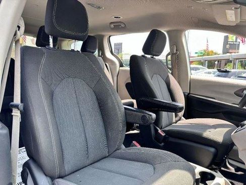 Used 2020 Chrysler Voyager L image 30