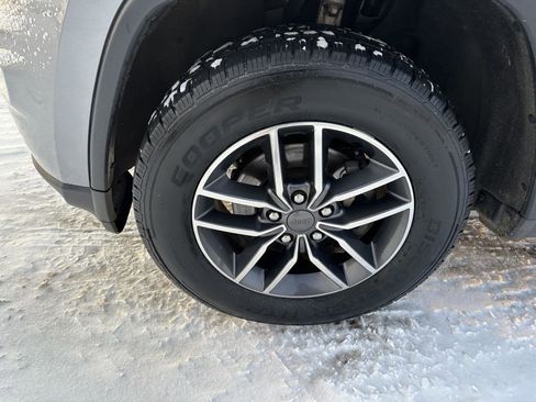 Used 2020 Jeep Grand Cherokee Limited image 2