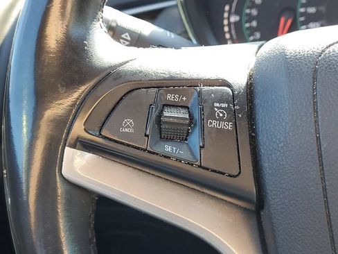 Used 2019 Chevrolet Trax LT w/ LT Convenience Package FWD image 16
