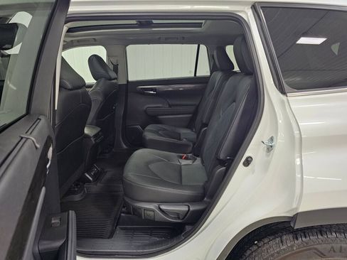 Used 2024 Toyota Highlander Platinum AWD/4WD image 12