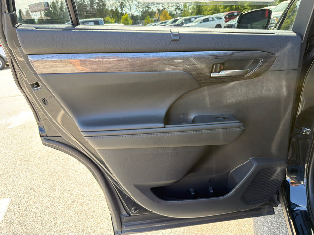 Used 2021 Toyota Highlander Limited FWD image 22