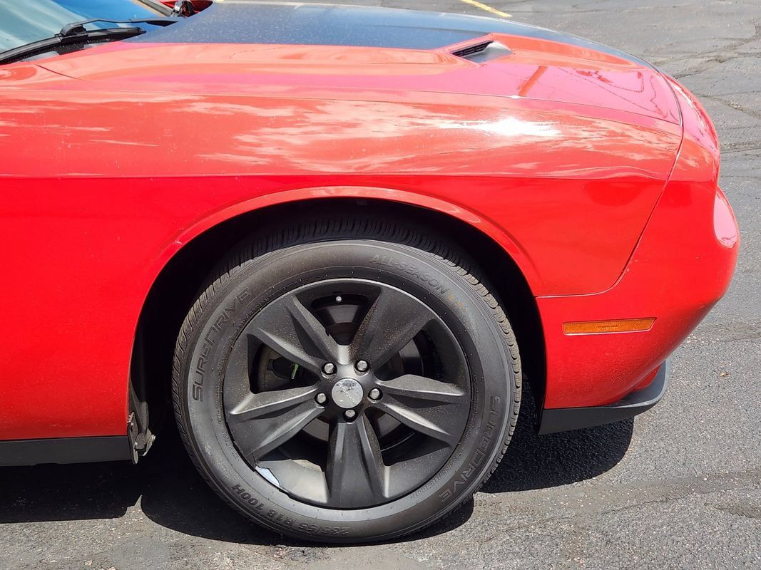 Used 2015 Dodge Challenger SXT w/ Driver Convenience Group RWD image 9