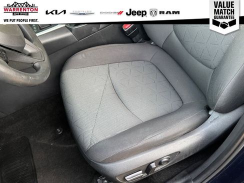 Used 2021 Toyota RAV4 XLE image 18