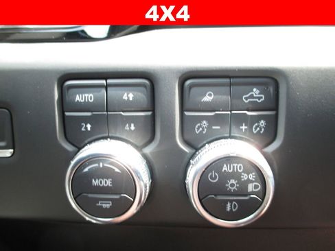 Used 2024 GMC Sierra 1500 AT4 w/ Technology Package image 32