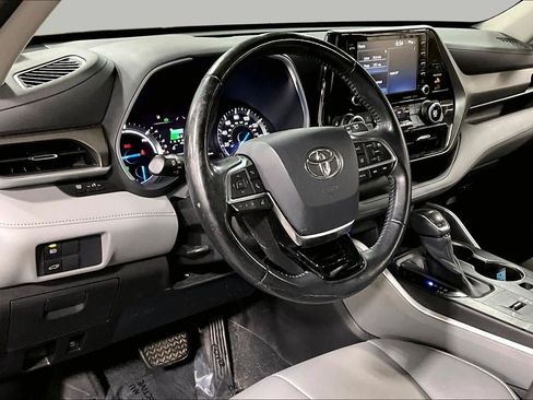 Used 2021 Toyota Highlander XLE AWD/4WD image 18