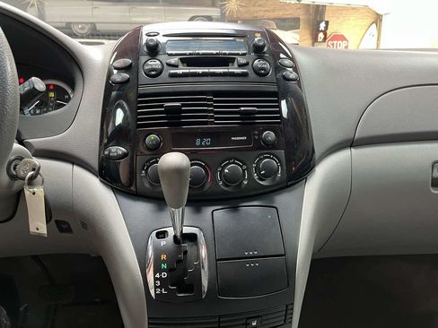 Used 2004 Toyota Sienna LE FWD image 17