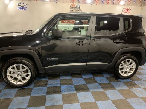 Used 2023 Jeep Renegade Latitude image 3
