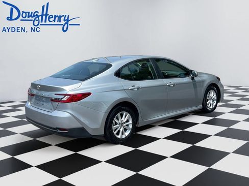 Used 2025 Toyota Camry SE FWD image 5