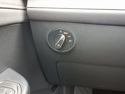 Used 2025 Volkswagen Taos SE image 19