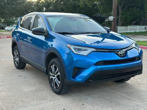 Used 2018 Toyota RAV4 LE FWD image 3