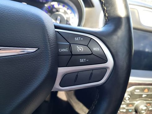 Used 2017 Chrysler 300 C image 21