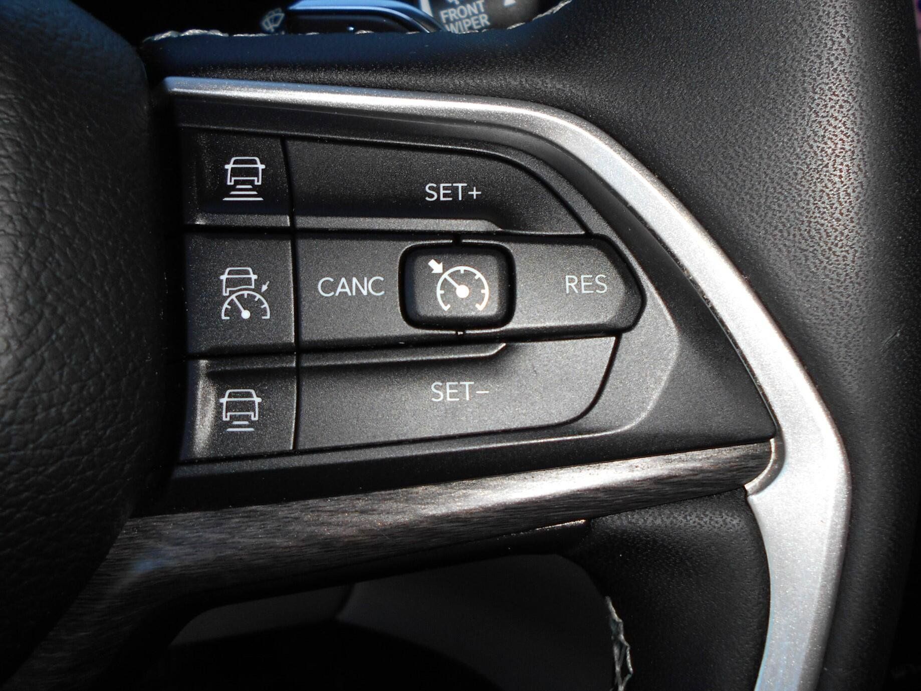 Used 2023 Jeep Grand Cherokee Limited AWD/4WD image 15