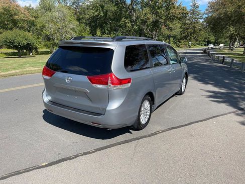 Used 2012 Toyota Sienna XLE image 21