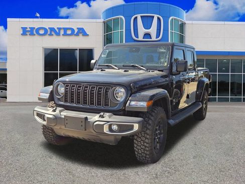 Used 2025 Jeep Gladiator Sport AWD/4WD image 3