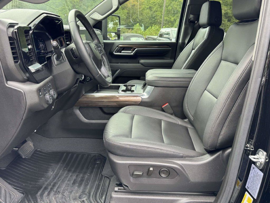 Used 2025 Chevrolet Silverado 2500 LT w/ Trail Boss Package AWD/4WD image 21