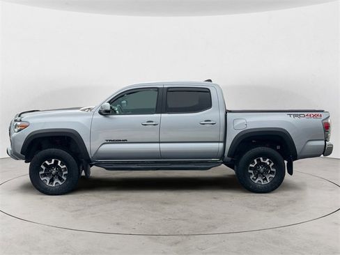 Used 2022 Toyota Tacoma TRD Off-Road image 2