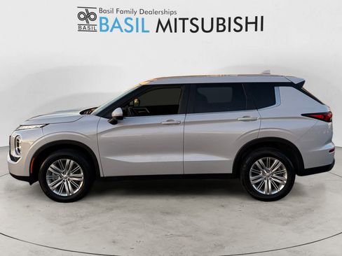 Used 2024 Mitsubishi Outlander ES image 2