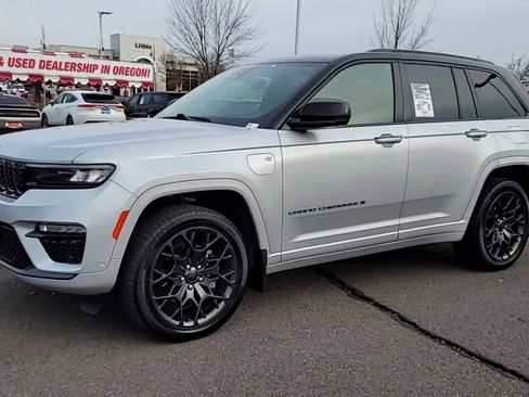 Used 2023 Jeep Grand Cherokee Summit image 4