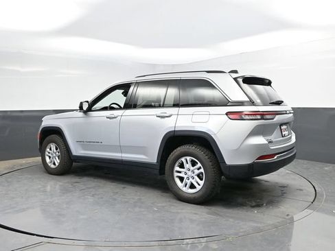 Used 2024 Jeep Grand Cherokee Laredo AWD/4WD image 9