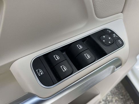 Used 2022 Mercedes-Benz GLB 250 4MATIC w/ Premium Package Lite image 6