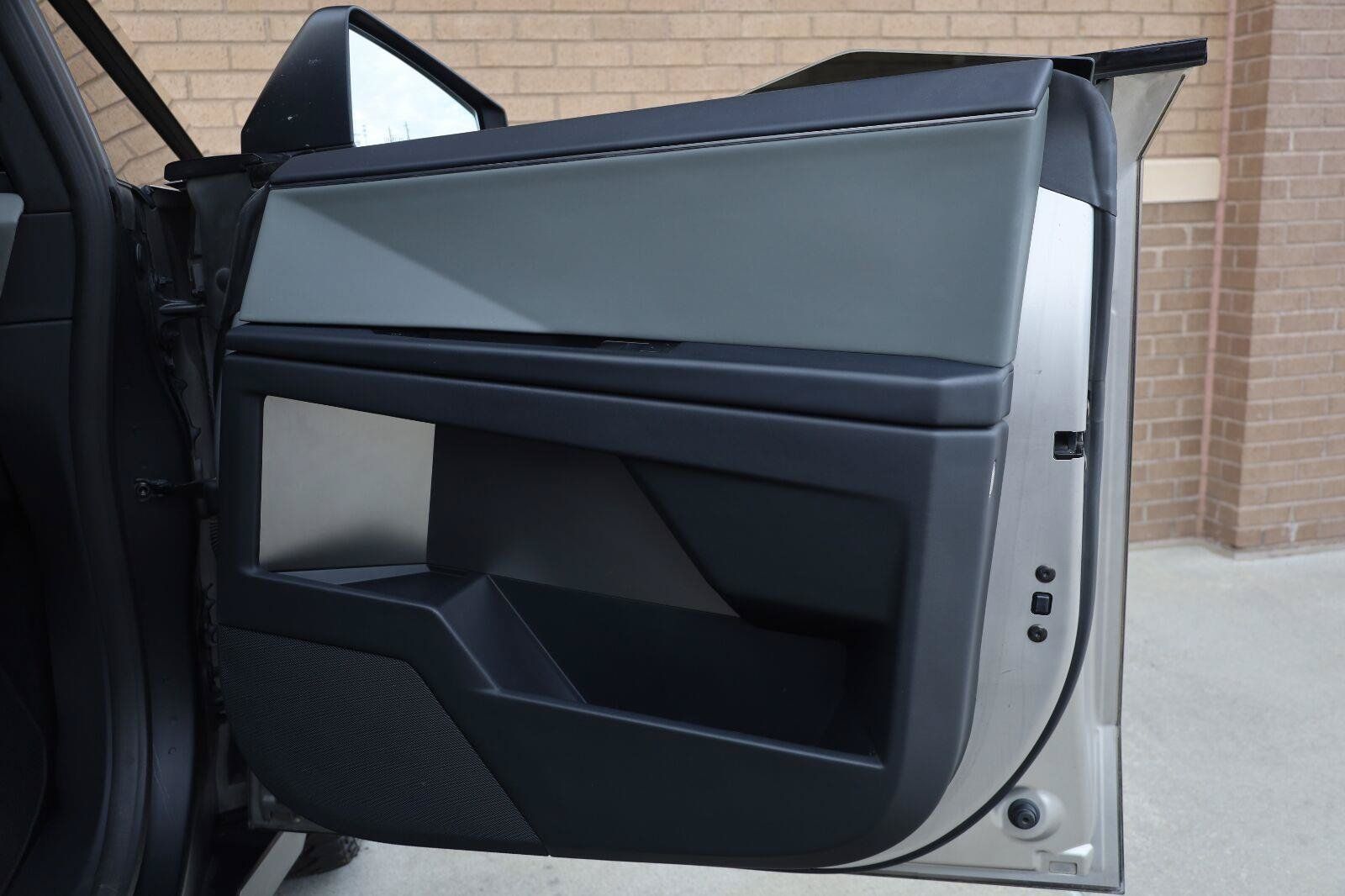 Used 2025 Tesla Cybertruck AWD Crew Cab image 27