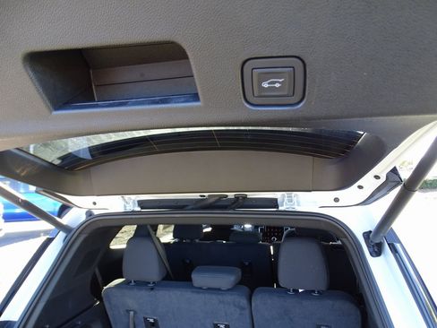 Used 2025 GMC Acadia Elevation image 11