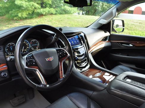 Used 2015 Cadillac Escalade ESV Luxury image 8