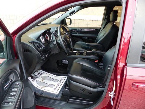 Used 2017 Dodge Grand Caravan SXT w/ Driver Convenience Group image 20