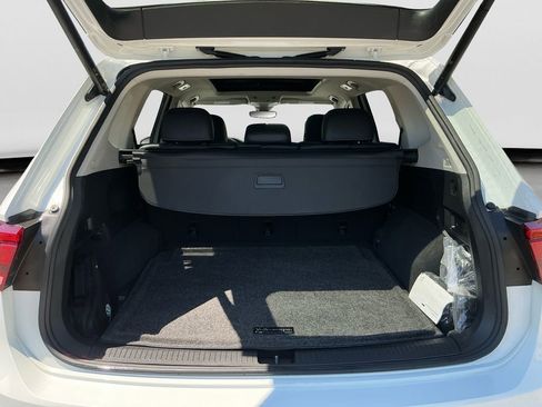 Used 2022 Volkswagen Tiguan SE w/ Panoramic Sunroof Package AWD/4WD image 17