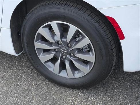 Certified 2024 Chrysler Pacifica Select image 14