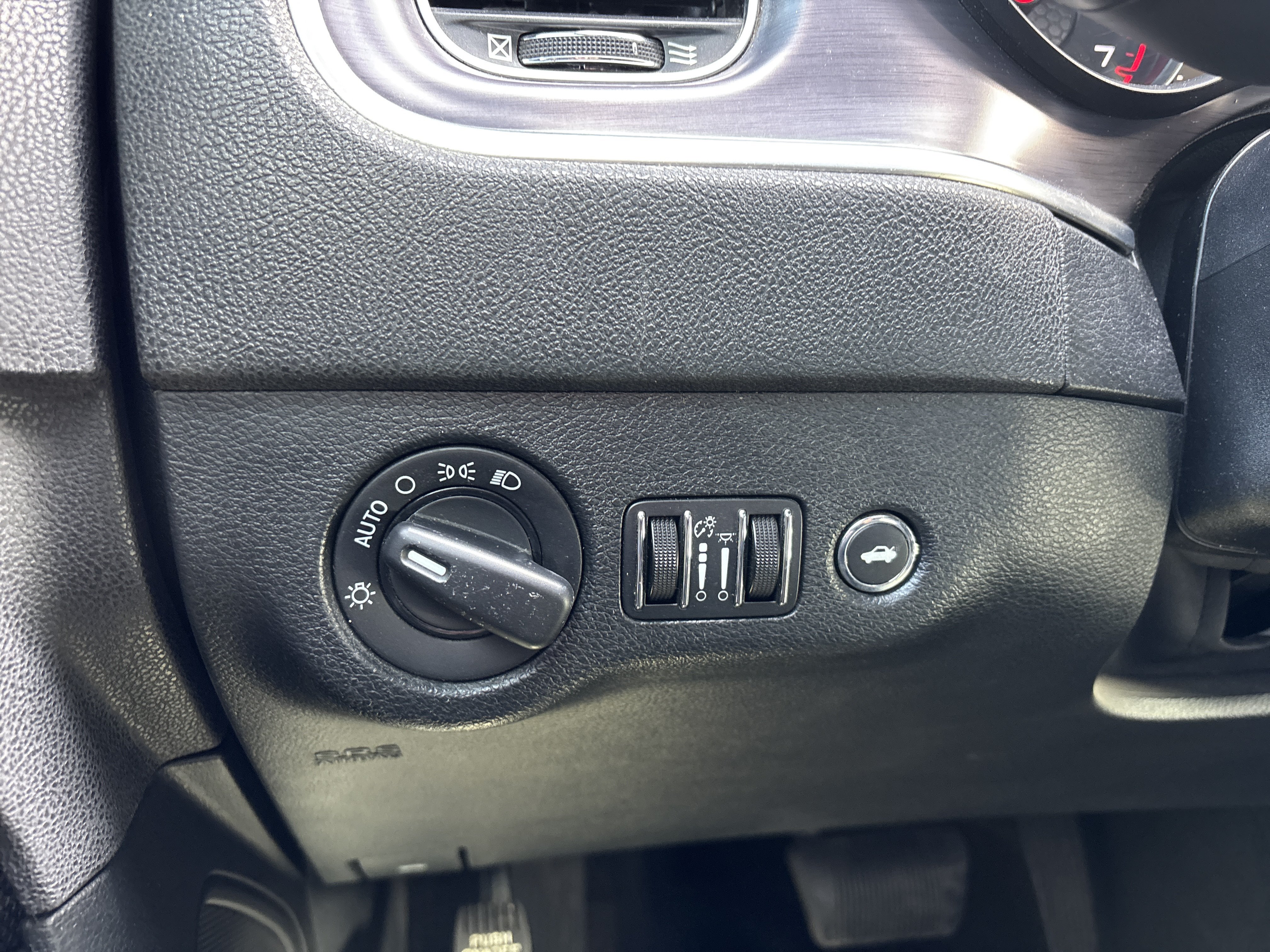 Used 2016 Dodge Charger SE RWD image 30