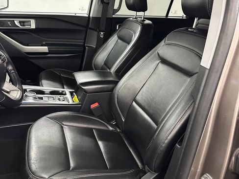 Used 2021 Ford Explorer XLT w/ Equipment Group 202A image 12